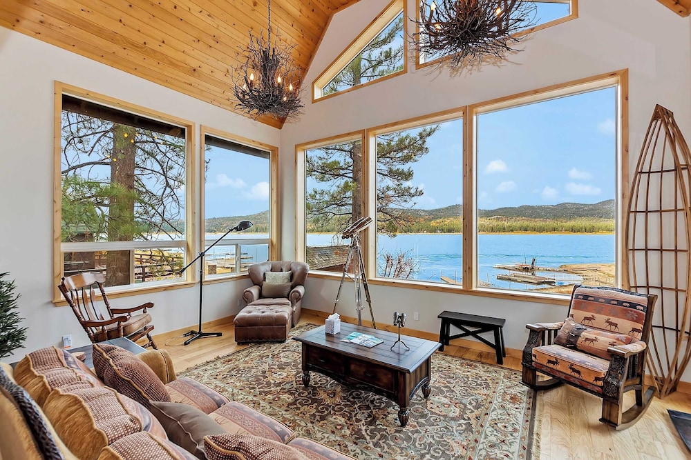 2 Lakefront Homes by Avantstay Sleeps 23, Private Dock+beach, Hot Tub, Fire Pit, Deck Views