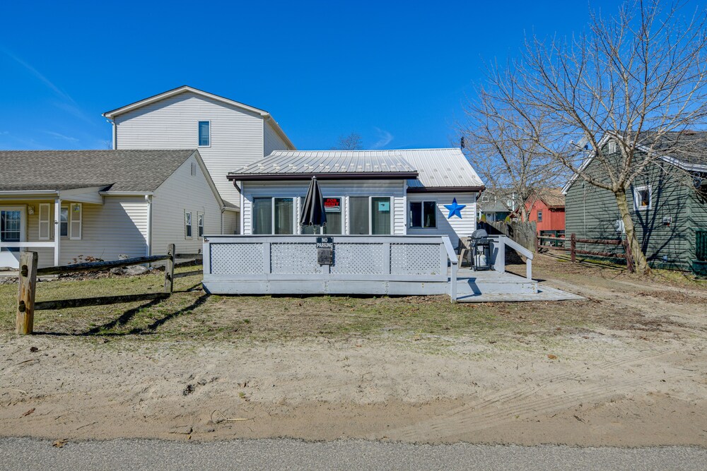 Sunset Bay Cottage: Walk to Lake Erie & Beach! view 5