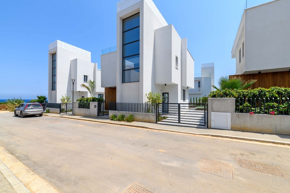 By The Beach - Sunstone Seaview Villa