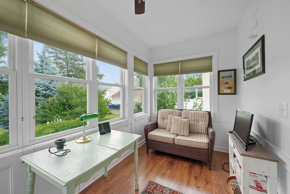Classic Charm on Ashland For 8
