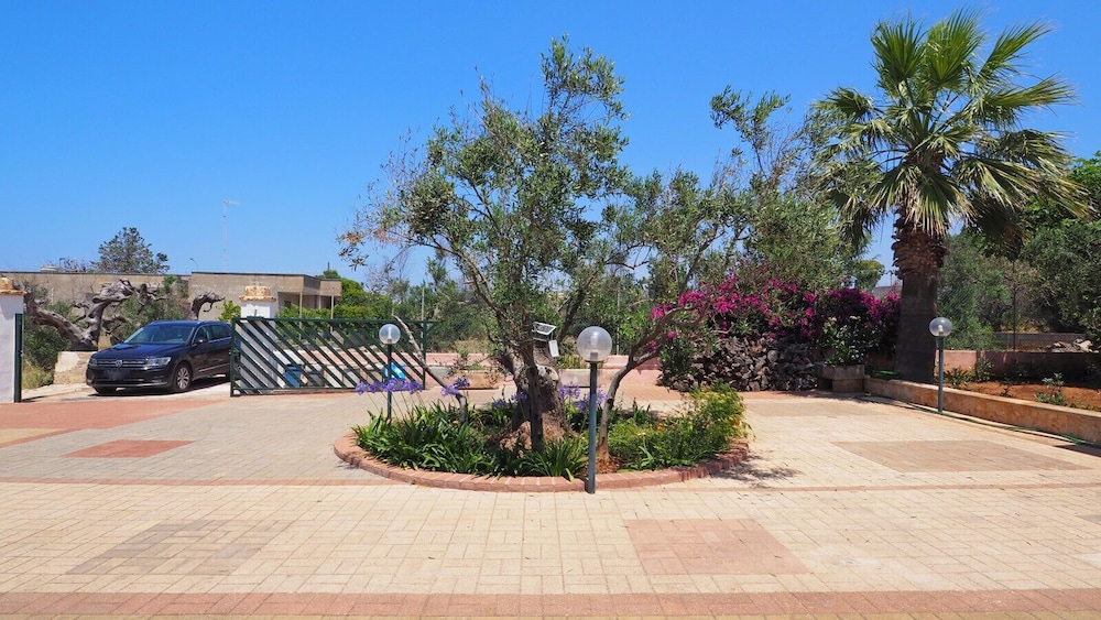 Villa Ulivo Sleeps 7 Garden Close to the sea