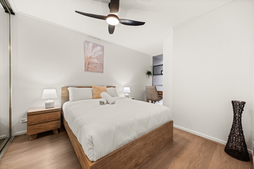 Vibrant 2-bed Apartment With Pool and Gym Access
