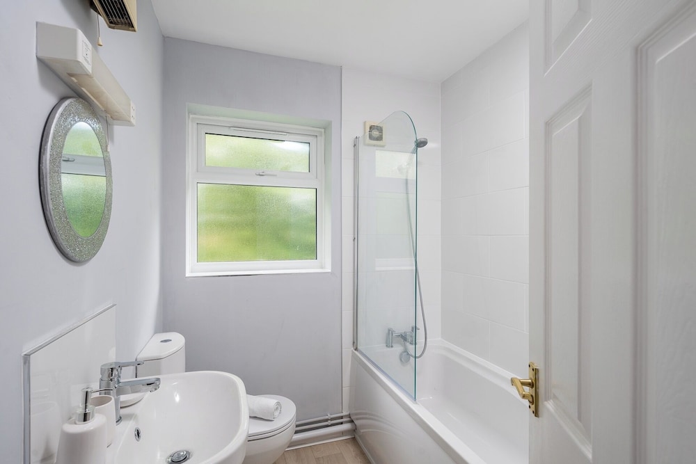 Modern 1-bedroom in Crawley With Free Parking