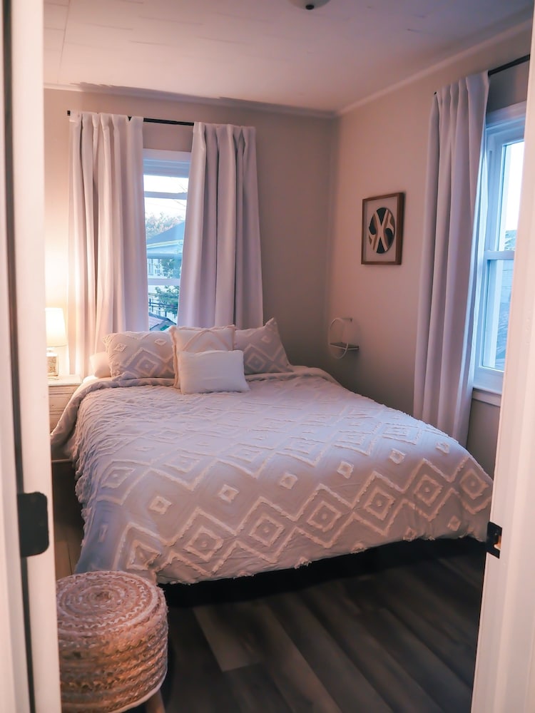 Apartment w Private Balcony Close to Beach