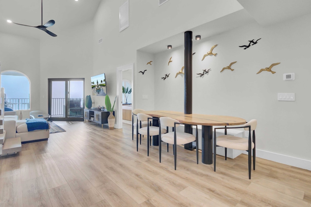 516 Seascape Oceanfront Condo With Pool Access in Wild Dunes