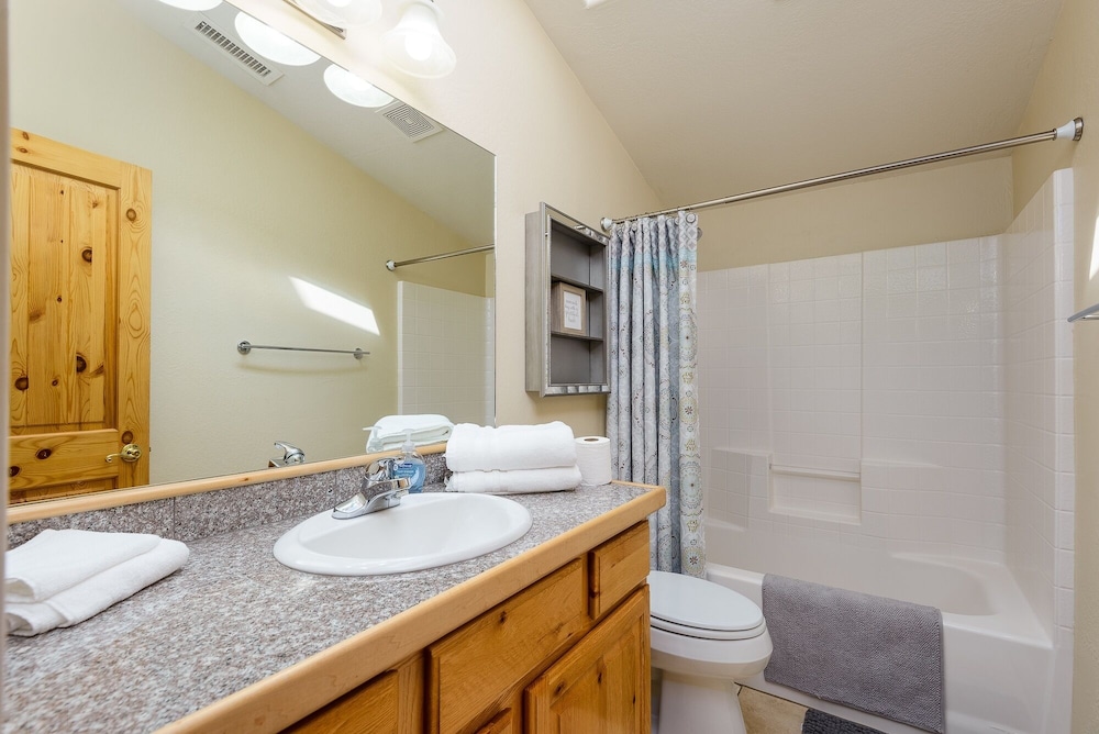 Ponderosa Retreat 4 Bedroom Home by Redawning view 5