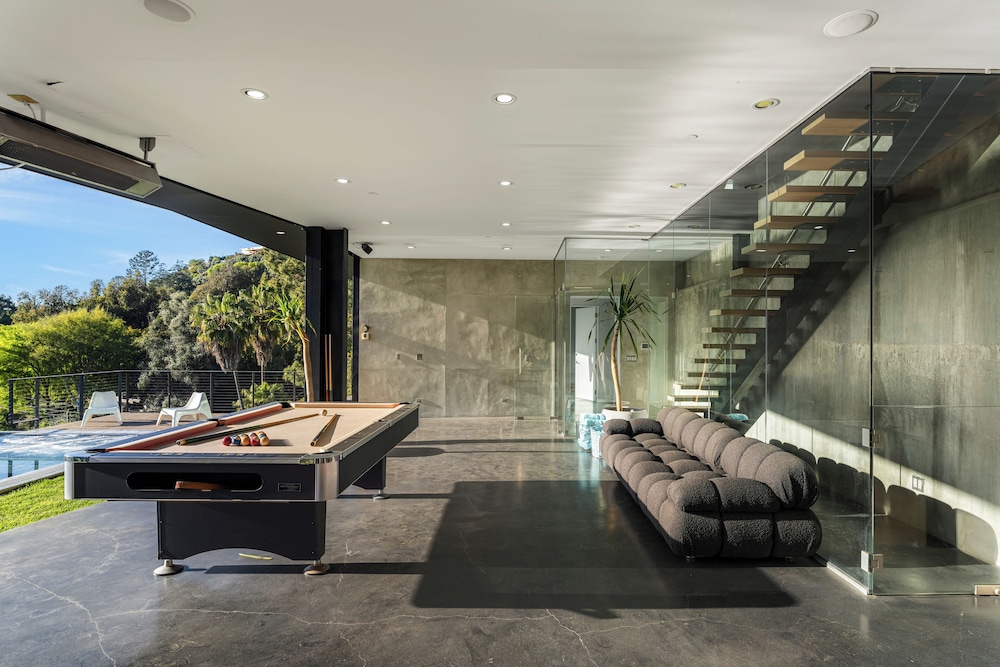 Glass Mansion - Chic Glass Villa in LA Hills With Views, Style & Serenity