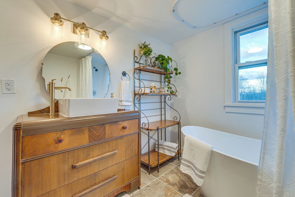 Charming Gardiner Home w/ Yard & Sunroom