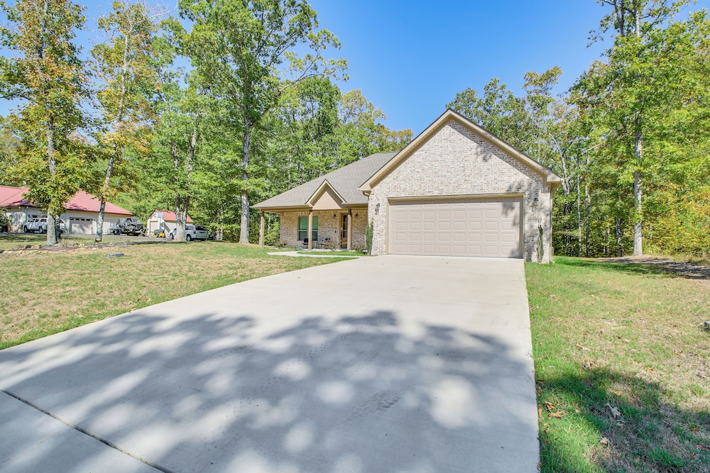 < 1 Mi to Lake Catherine: Home in Gated Community! view 4