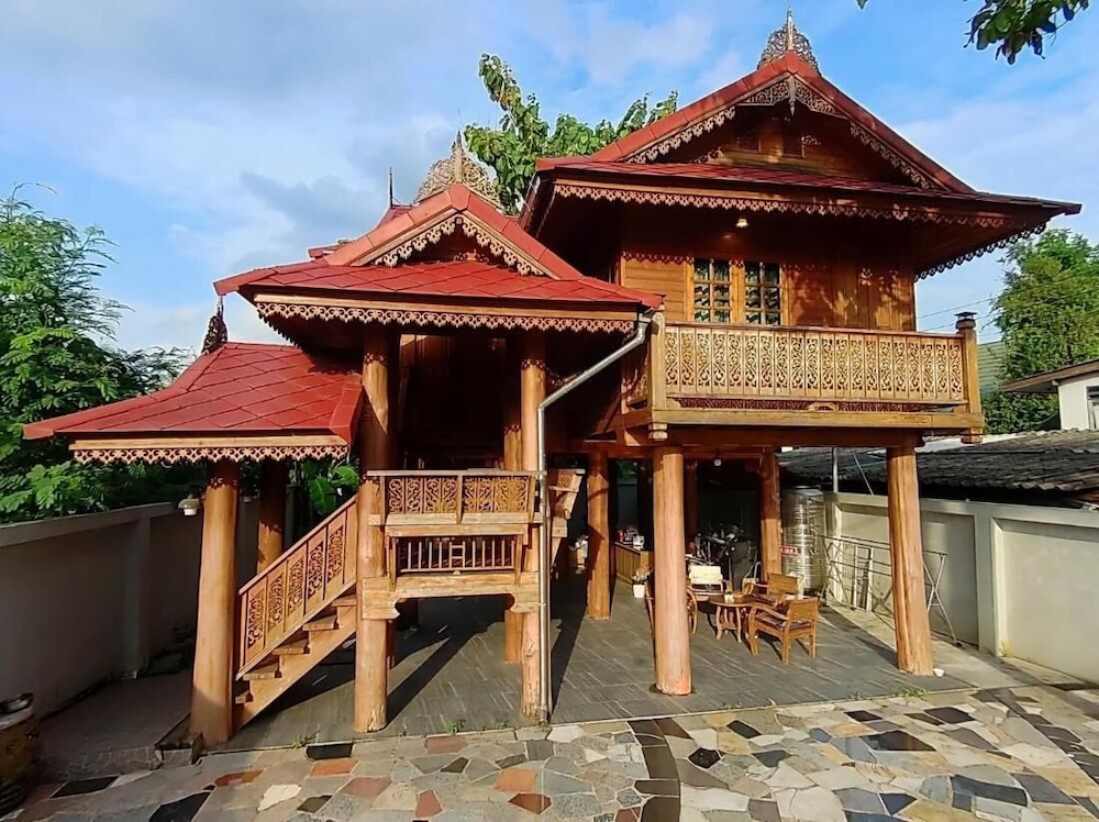 300 Years Old Wooden House w 3 Bedrooms and big Yard