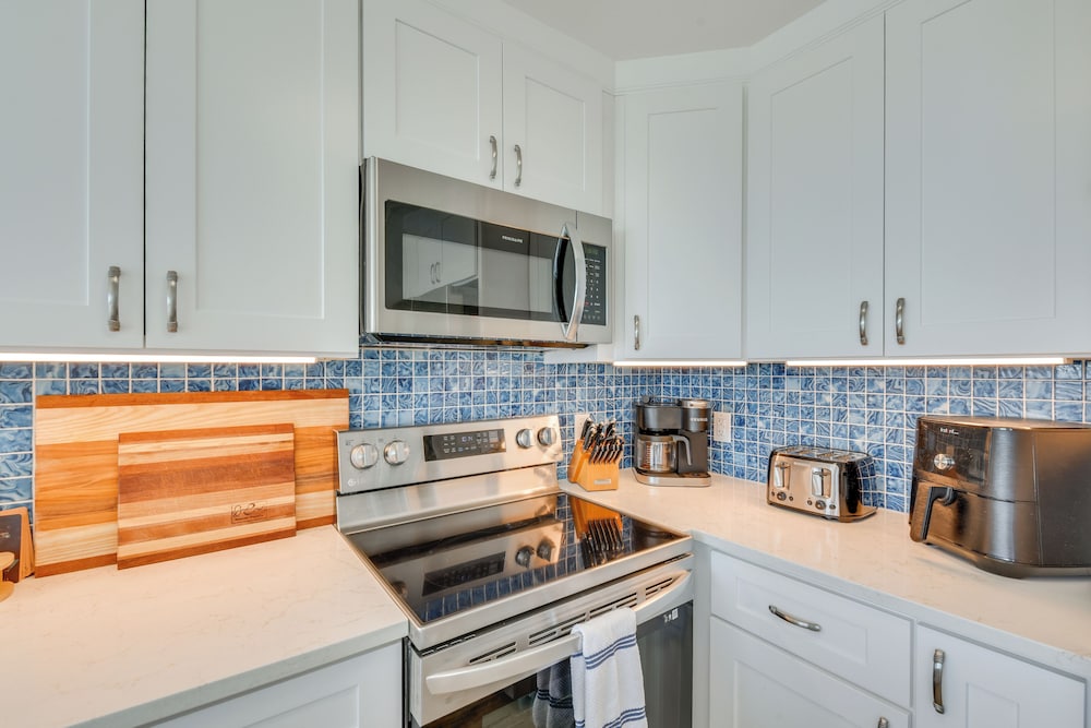 Walk to Sand! Modern Okaloosa Island Condo