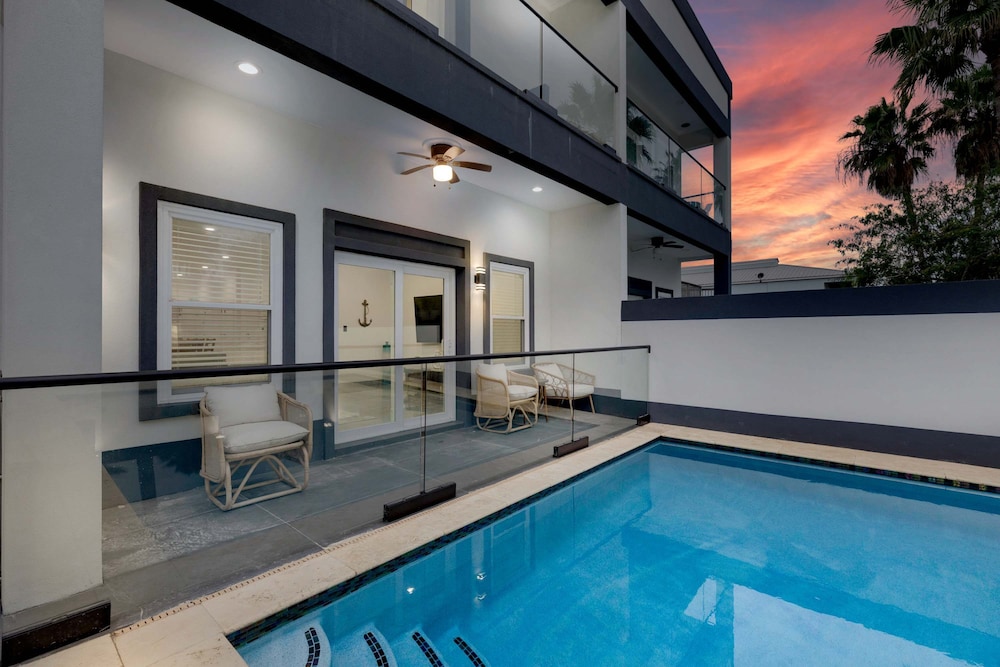 Immaculate Townhouse w Pool Balcony South Padre