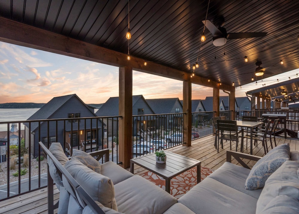 Pineapple Pointe - Stay for 20