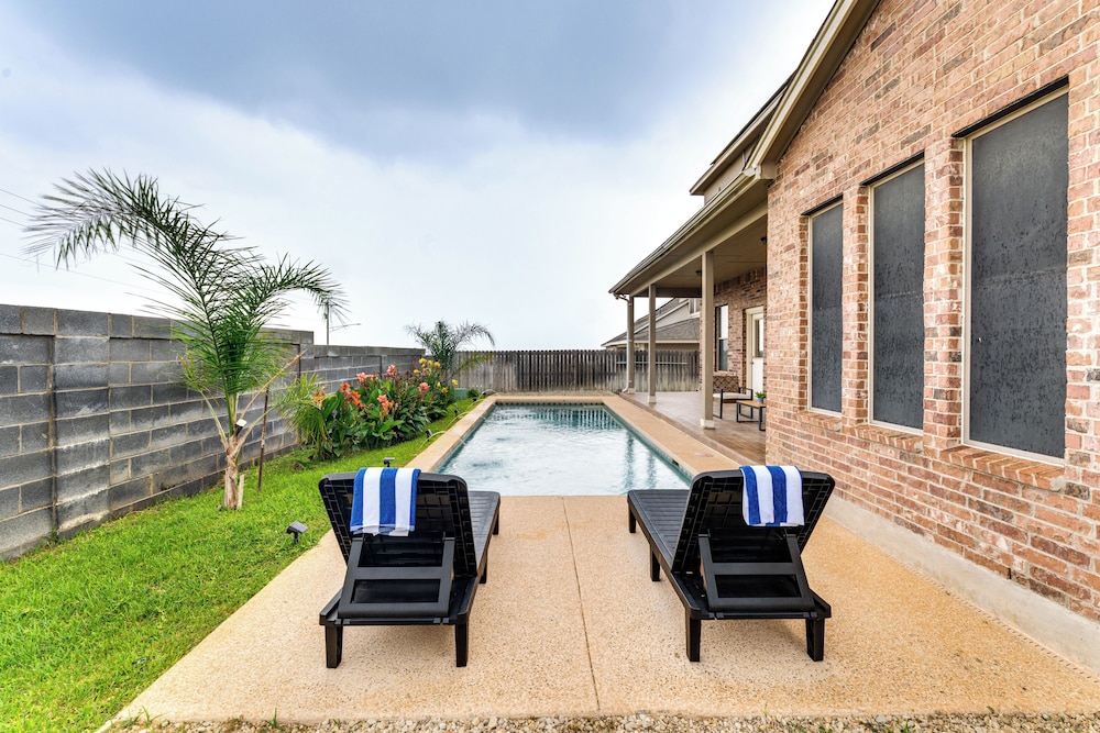 7 Mi to Lake Casa Blanca: Laredo Family Home!