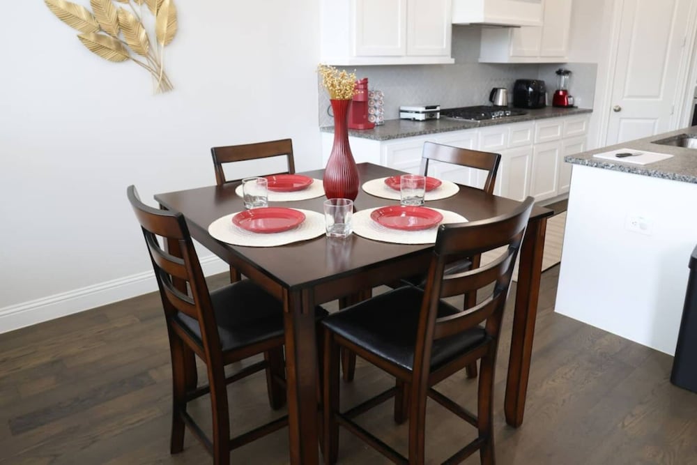 Spacious Home w Putting Green -for Extended Stays