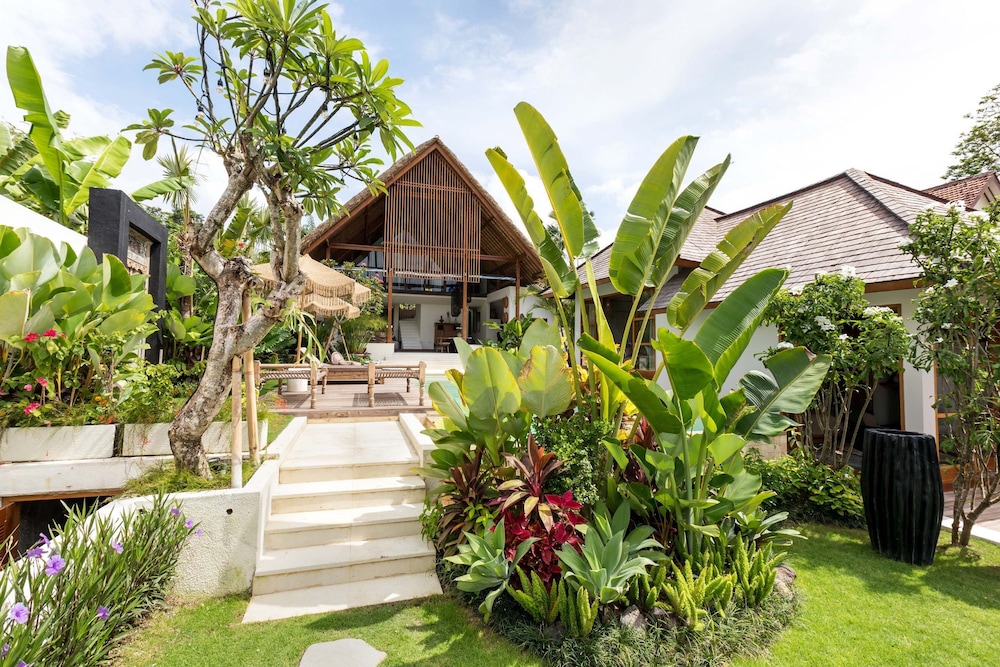 Villa Chempaka by Alfred in Bali - New Luxe Tropical 4BR Dream Villa in Canggu