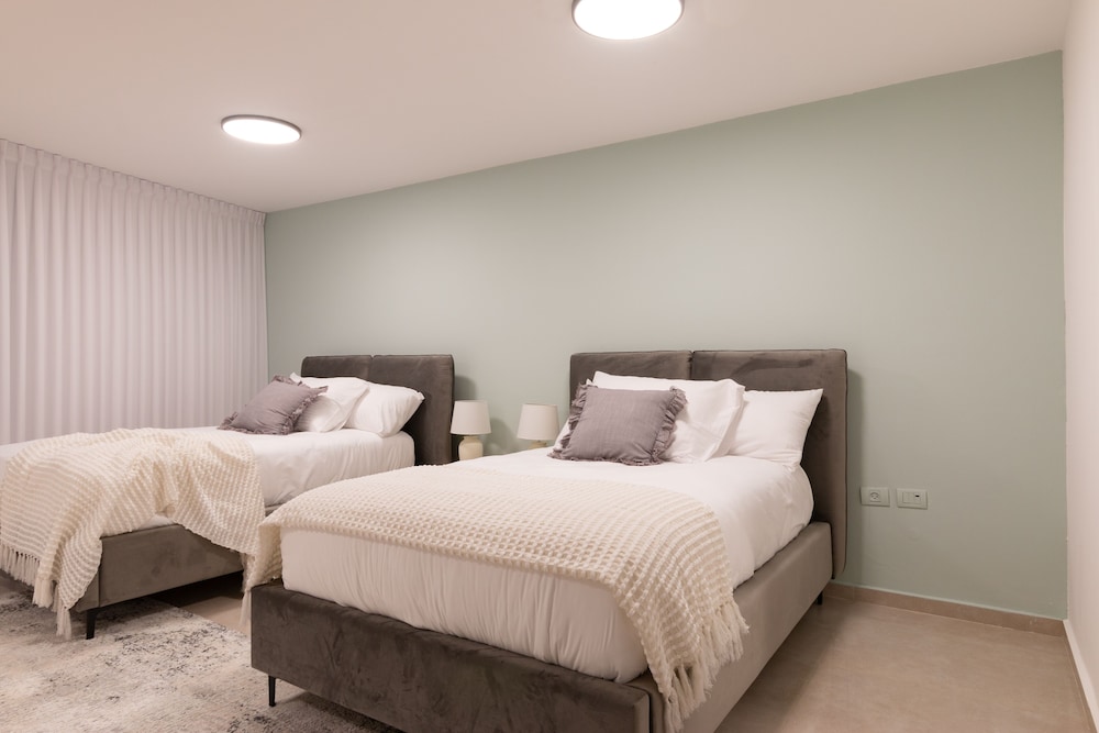 Huge & Lovely Unit 2BR 2BT By the beach view 3