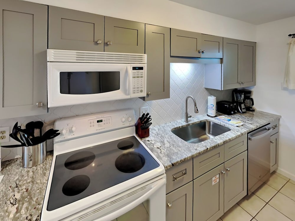 Sea Oats #309 by Southern Vacation Rentals