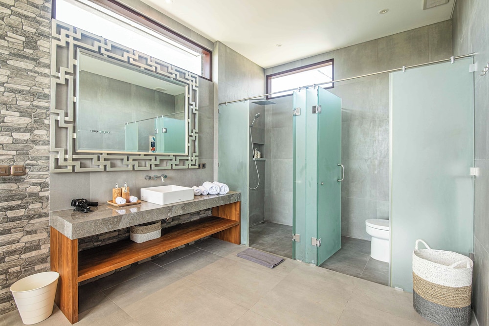 Luxury 5-bedroom Canggu Beach Villa With Scenic Ri