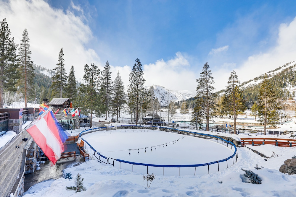Lake Tahoe Vacations - Breathtaking Olympic Valley Gem: Walk to Chairlift - Property Image 4
