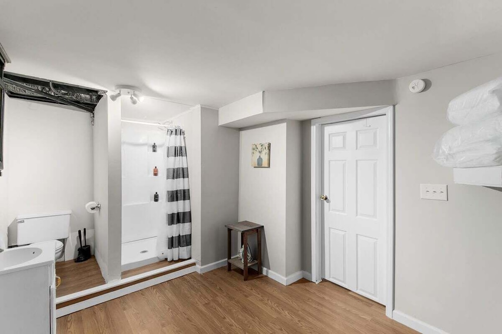 Broadmoor Bungalow - Unit B