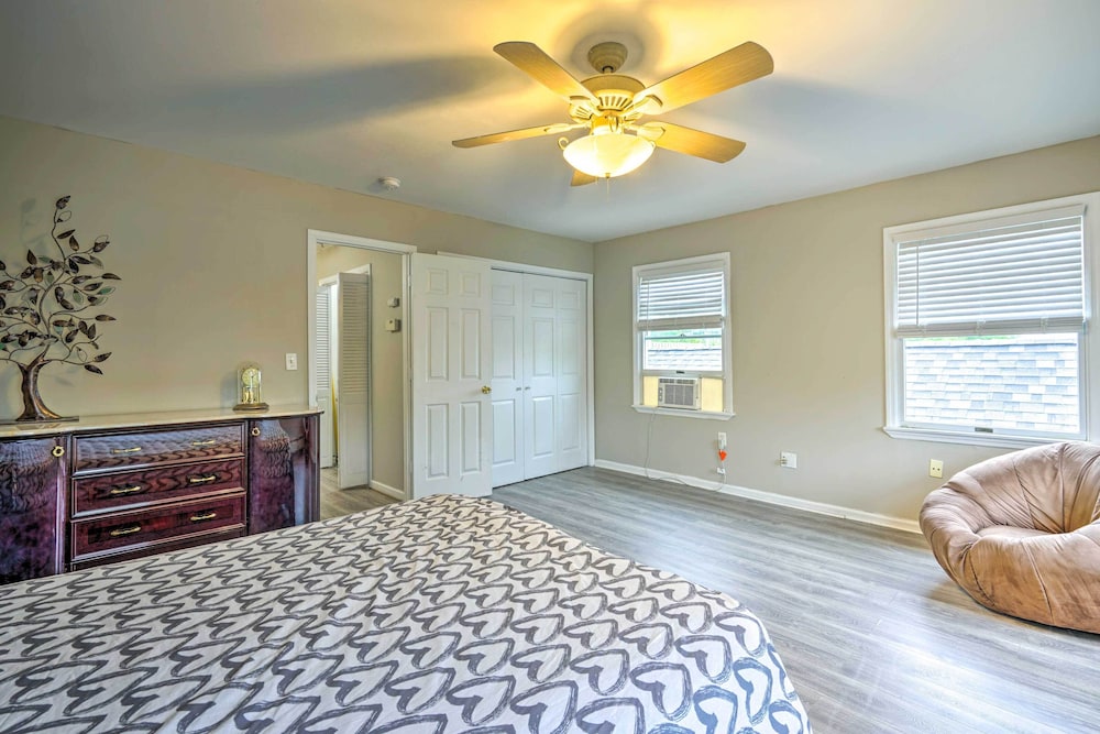Family-friendly Keansburg Home: Walk to Beach! view 3
