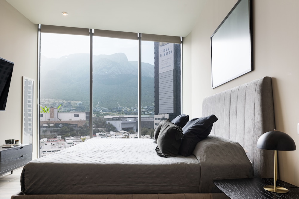 Modern Apts w Pool & Mountain View