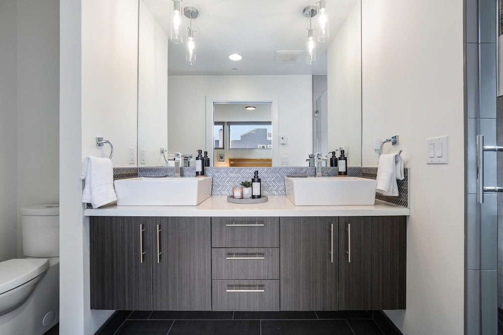 Alki Beach Escape Romantic Waterfront Getaway for 2 Extended Stay