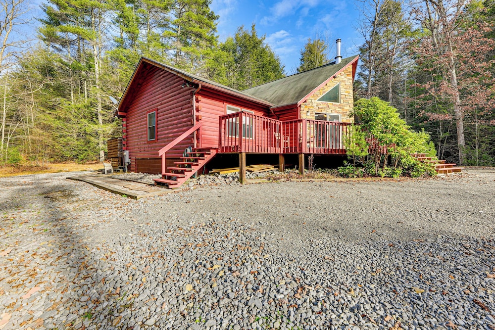 15 Mi to Snowshoe Resort: Cabin w/ Deck & Fire Pit