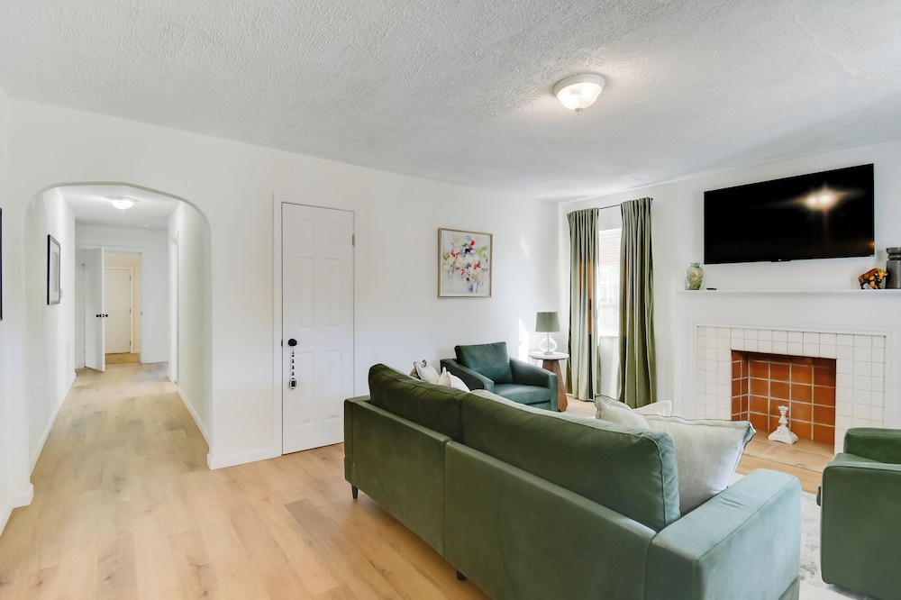 Walk to Ritter Park: Renovated Home Near Marshall!
