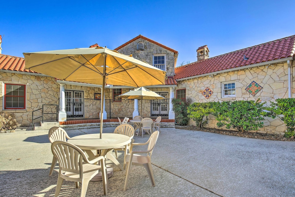 3 Mi to Hospitals: Stylish Condo in San Antonio!