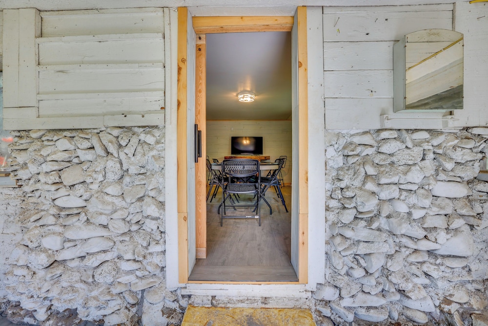 Riverfront & Lake Retreat: 17 Mi to Lucky Peak!
