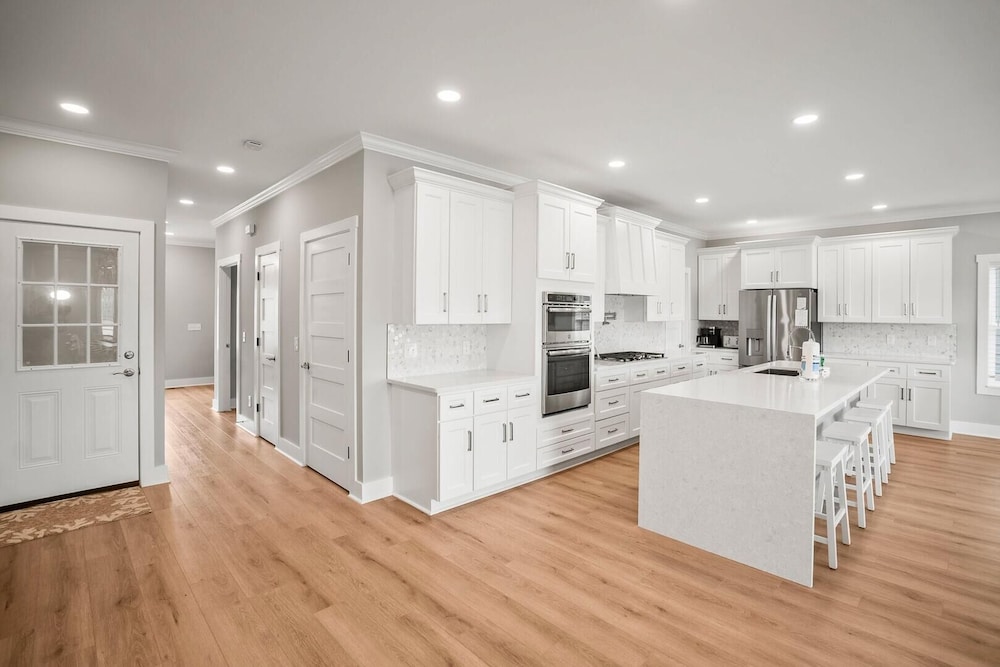 Spacious and Stylish 4-bed, 4.5-bath Home With Stunning Golf Views