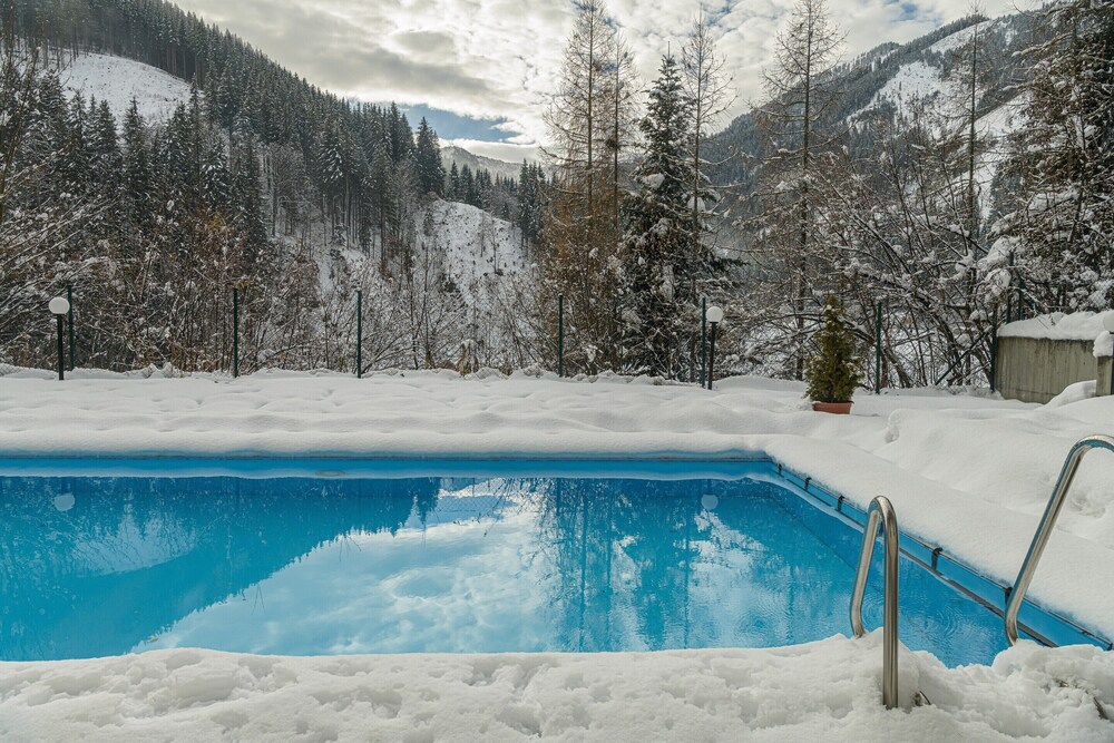Beautiful Apartment in Viehhofen With hot tub