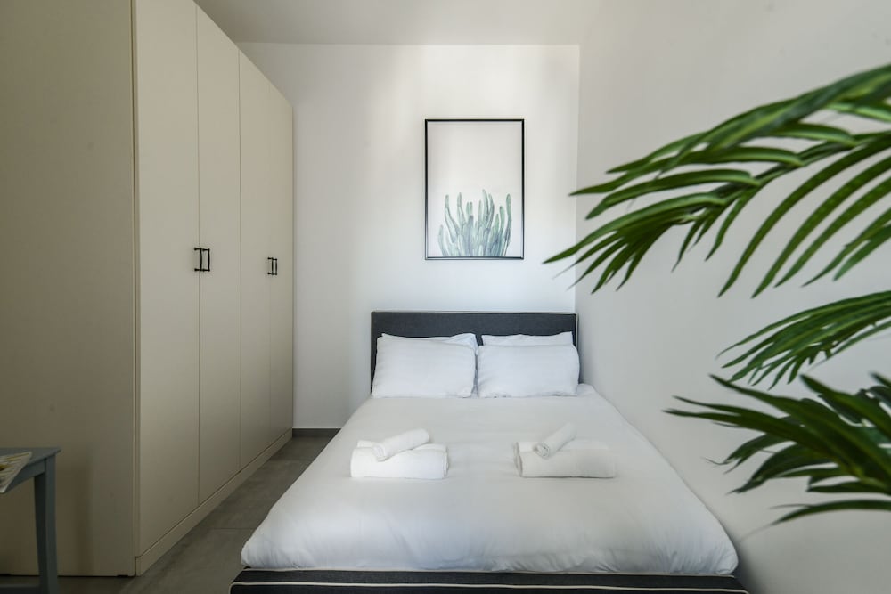 Opulent Ease 2BR Apt in Midtown view 5