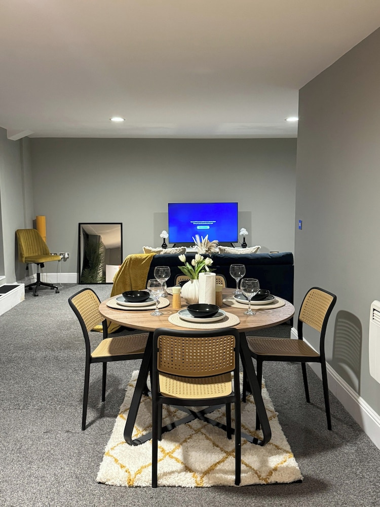 Modern 2 Bedroom City Oasis in Manchester