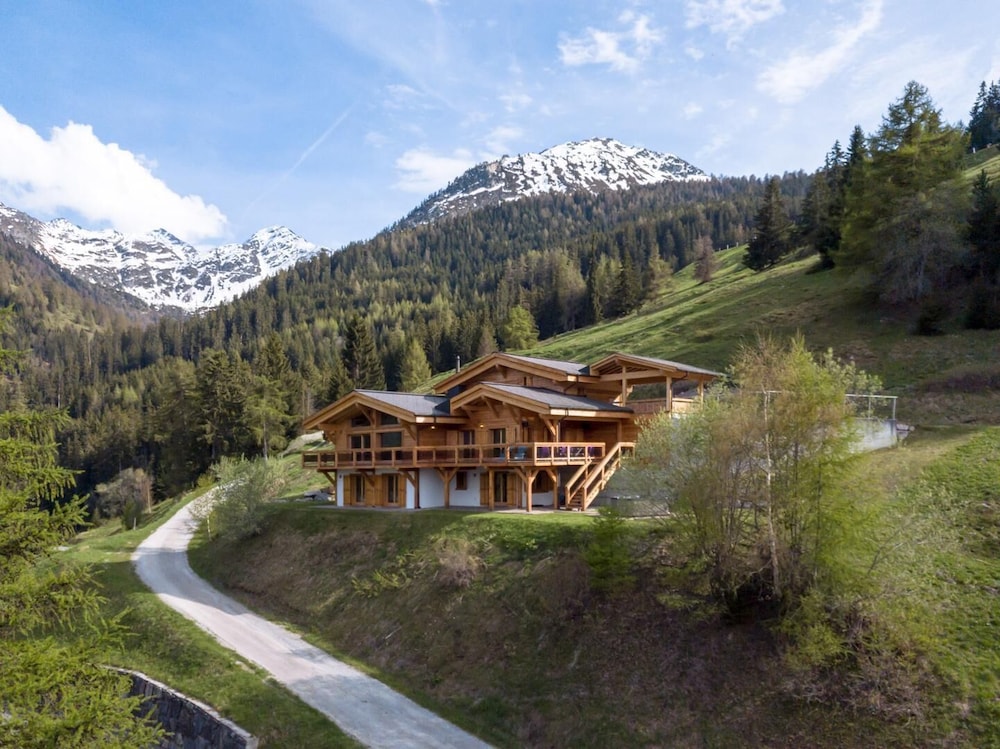 Crystal de Neige Luxury Chalet Spa & Jacuzzi