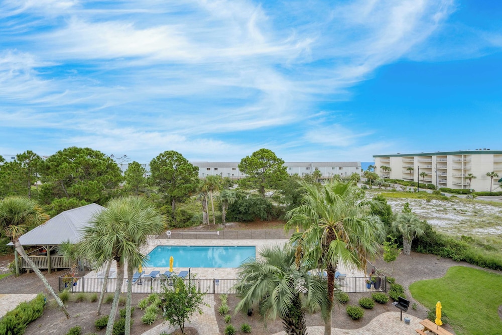2 Condos, Steps to the Beach Pool+hot Tub, Balcony Lounge Triton & Sea Haven