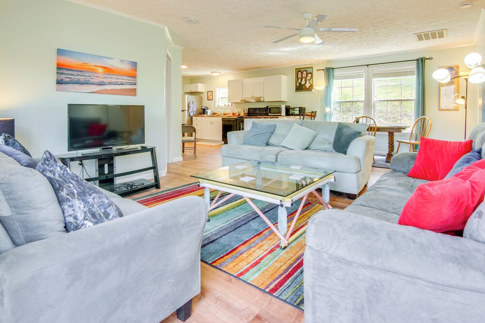 6 Mi to Blue Ridge Parkway: Home w/ Deck & Views!