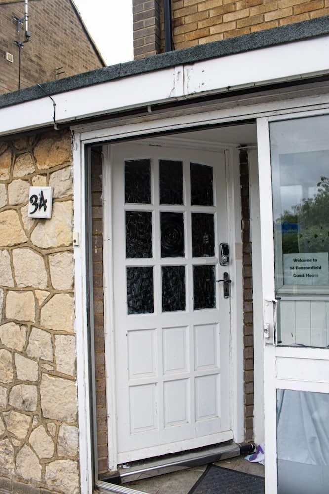 Luton Airport Guest House view 3