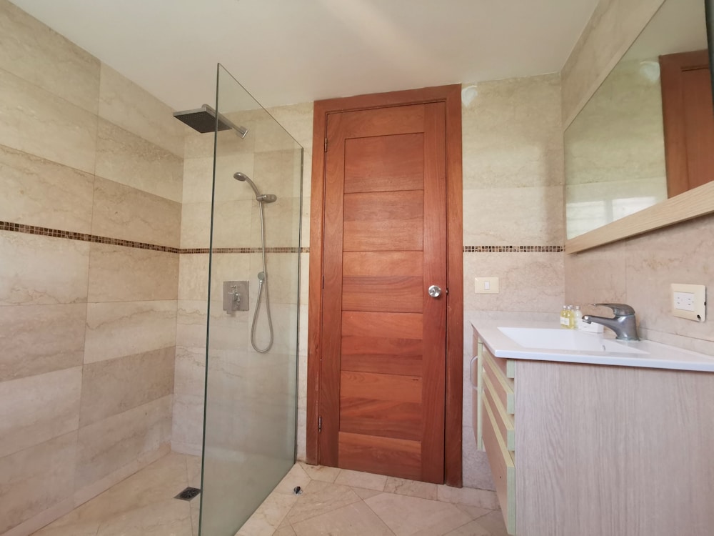 Los Corales Tropical Beach Resort & SPA