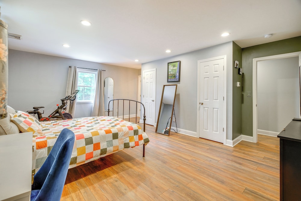 Walk to Putnam Lake: Updated Home w/ Deck