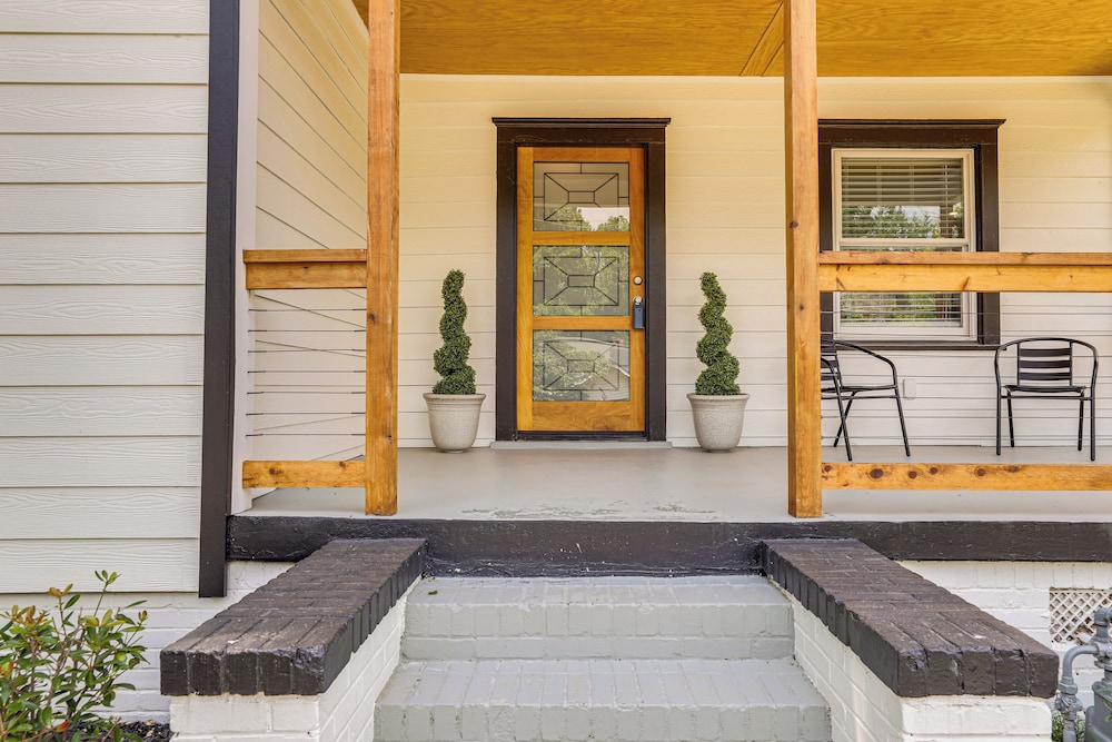 4 Mi to Aquarium & Arenas: Modern Atlanta Home