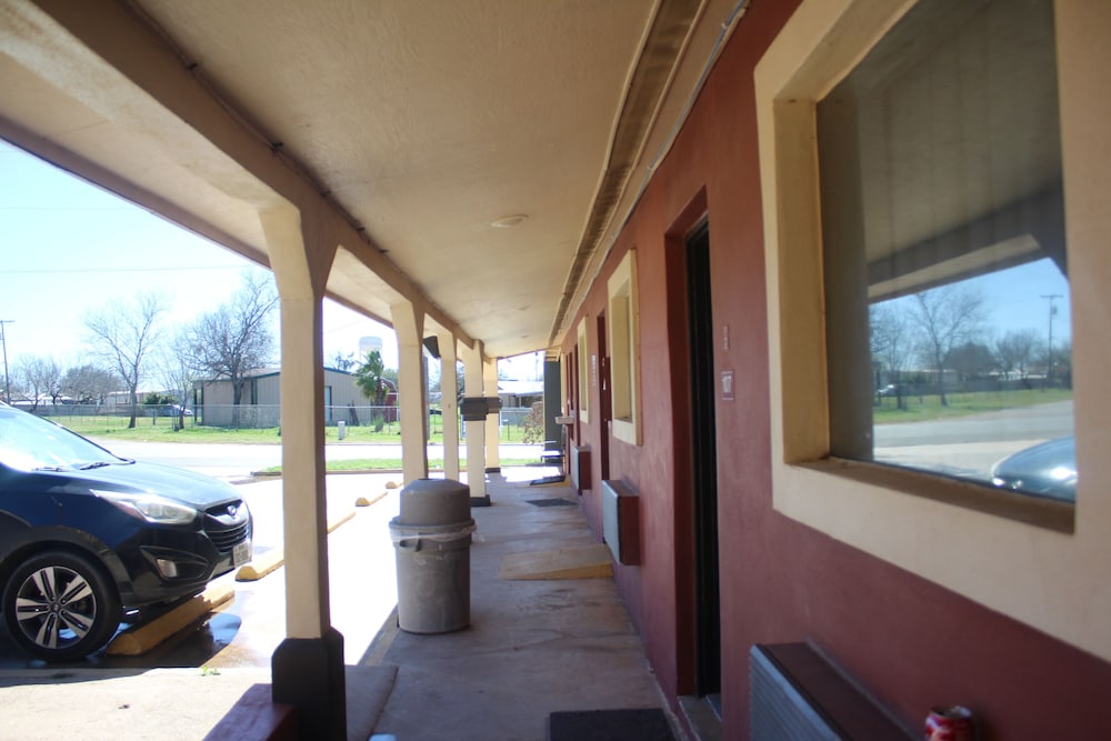 Village Inn Cotulla