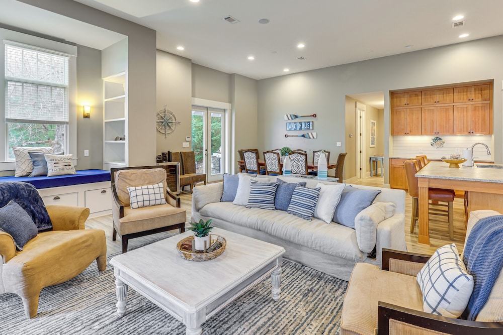 Boat Dock & Stunning Views: Lake Martin Retreat!