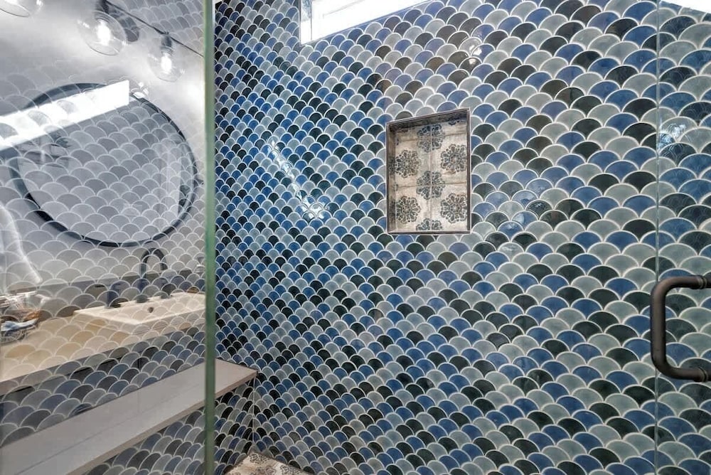 Pop 1: Hot-tub + Close to Main St