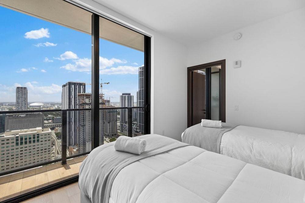 Luxury Spacious Condo at Downtown Miami