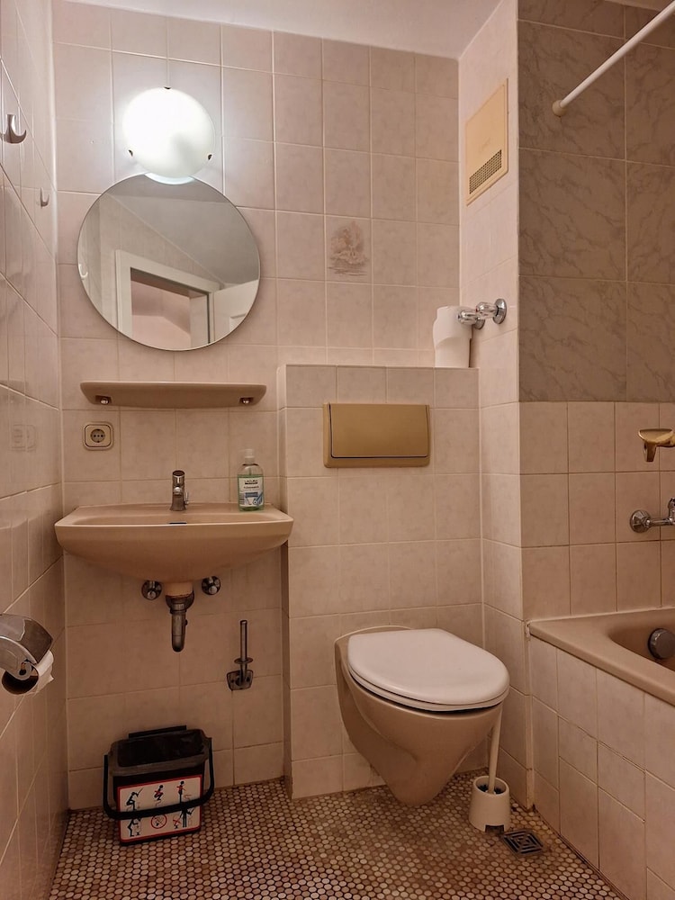 2-Rent Group Hostel Rooms AUB162