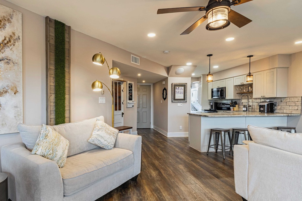 2 Condos, Steps to the Beach Pool+hot Tub, Balcony Lounge Triton & Sea Haven