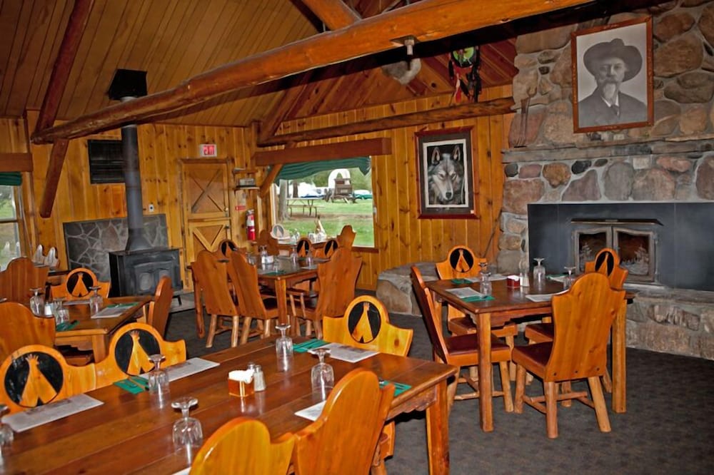 Pahaska Tepee Resort